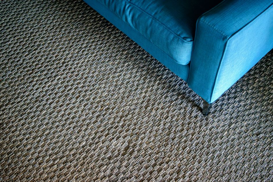 Stijlvol jute vloerkleed verbetert akoestiek in kantoor.